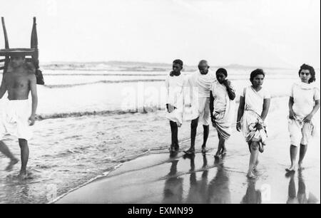Mahatma Gandhi walking Juhu Beach bombay india May 1944 Stock Photo