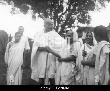 Mahatma Gandhi ; Uma Om Agarwal and her daughter in Wardha ; 1941 Also ...