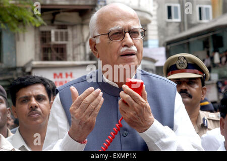 Lal Krishna Advani addressed media personnel blast site Zaveri bazaarKalbadevi area ; Bombay Mumbai ; Maharashtra India Stock Photo