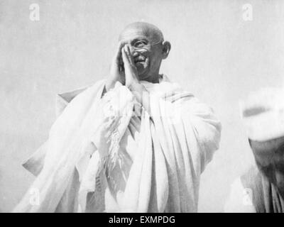 Mahatma Gandhi in greeting pose in Madras ; 1946 ; India - mkg 146300 Stock Photo
