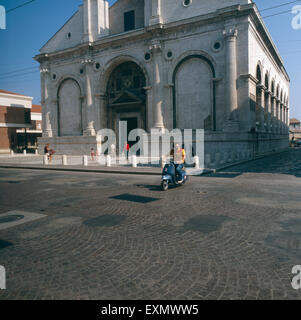 Eine Besichtigung des Tempio Malatestiano in Rimini, Italien 1980er Jahre. Visitation of the Tempio Malatestiano in Rimini, Italy 1980s. Stock Photo