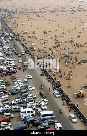 Weekend crowds and full ca park on Marina Beach in Chennai Stock Photo