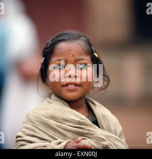 Porträt eines kleinen nepalesischen Mädchens in Nagarkot, Nepal 1970er Jahre. Portrait of a little Nepalese girl in Nagarkot, Nepal 1970s. Stock Photo