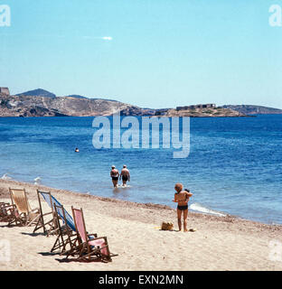 Das Strandleben an der Cala Bassa, Ibiza 1976. Beach life at Cala Bassa, Ibiza 1976. Stock Photo