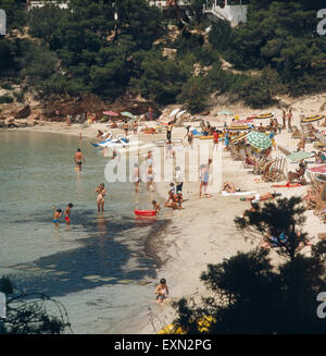 Das Strandleben an der Cala Portinatx, Ibiza 1976. The beach life at Cala Portinatx, Ibiza 1976. Stock Photo