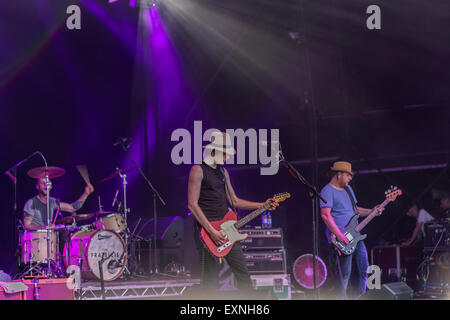 Great Tew, Oxfordshire, UK. 10th July, 2015. The Fratellis on stage at Cornbury festival 2015 Stock Photo