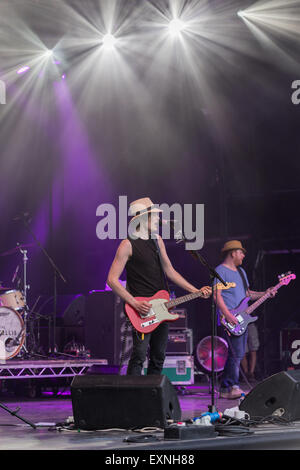 Great Tew, Oxfordshire, UK. 10th July, 2015. The Fratellis on stage at Cornbury festival 2015 Stock Photo