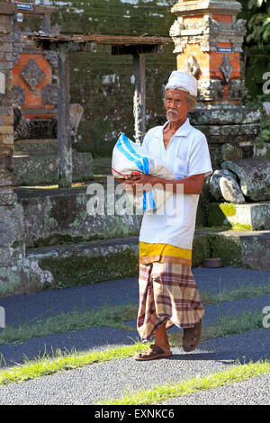 An elderly priest at Pura Samuan Tiga Temple, Bedulu, Ubud. Bali, Indonesia Stock Photo