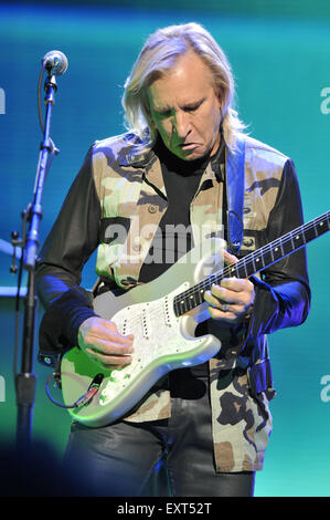 An Evening Celebrating The Who with Pete Townshend and Eddie Vedder held at Rosemont Theatre - Performance  Featuring: Joe Walsh Where: Rosemont, Illinois, United States When: 14 May 2015 Stock Photo