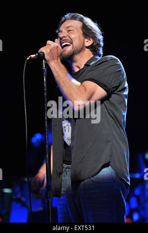 An Evening Celebrating The Who with Pete Townshend and Eddie Vedder held at Rosemont Theatre - Performance  Featuring: Eddie Vedder Where: Rosemont, Illinois, United States When: 14 May 2015 Stock Photo