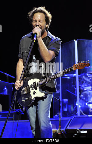 An Evening Celebrating The Who with Pete Townshend and Eddie Vedder held at Rosemont Theatre - Performance  Featuring: Eddie Vedder Where: Rosemont, Illinois, United States When: 14 May 2015 Stock Photo