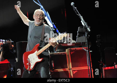 An Evening Celebrating The Who with Pete Townshend and Eddie Vedder held at Rosemont Theatre - Performance  Featuring: Pete Townshend Where: Rosemont, Illinois, United States When: 14 May 2015 Stock Photo