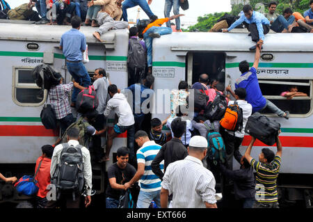 Dhaka, Bangladesh. 16th July, 2015. People try to climb on top of a train leaving for their hometowns for the upcoming Eid al-Fitr festival in Dhaka, Bangladesh, July 16, 2015. The Muslim majority Bangladesh will celebrate the Eid-ul-Fitr, one of the biggest religious festivals celebrated after Ramadan, on or around July 18 or 19 based on sighting of the new moon. Credit:  Shariful Islam/Xinhua/Alamy Live News Stock Photo