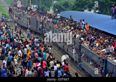 Dhaka, Bangladesh. 16th July, 2015. Passengers travel on top of a train leaving for their hometowns for the upcoming Eid al-Fitr festival in Dhaka, Bangladesh, July 16, 2015. The Muslim majority Bangladesh will celebrate the Eid-ul-Fitr, one of the biggest religious festivals celebrated after Ramadan, on or around July 18 or 19 based on sighting of the new moon. Credit:  Shariful Islam/Xinhua/Alamy Live News Stock Photo