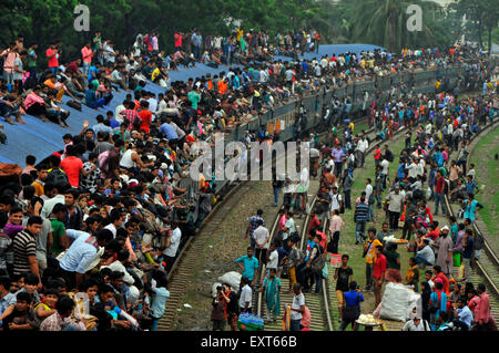 Dhaka, Bangladesh. 16th July, 2015. Passengers travel on top of a train leaving for their hometowns for the upcoming Eid al-Fitr festival in Dhaka, Bangladesh, July 16, 2015. The Muslim majority Bangladesh will celebrate the Eid-ul-Fitr, one of the biggest religious festivals celebrated after Ramadan, on or around July 18 or 19 based on sighting of the new moon. Credit:  Shariful Islam/Xinhua/Alamy Live News Stock Photo