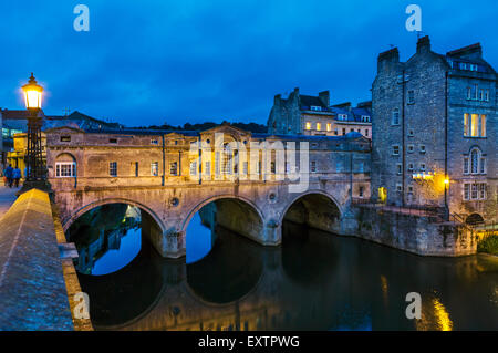 Night shot of the historic 18thC Pulteney Bridge over the River Avon in the historic city centre, Bath, Somerset, England, UK