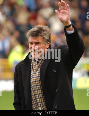 Former footballer Emlyn Hughes in 2002 Stock Photo