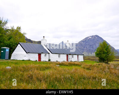 Black Rock Cottage with Bauchaille Etive Mor in the distance, Rannoch Moor,Argyle,Scotland, UK. Stock Photo