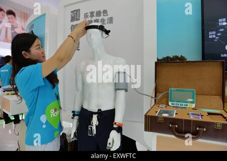Shanghai, China. 17th July, 2015. An exhibitor adjusts a brainwave instrument during the Mobile World Congress Shanghai in Shanghai, east China, July 17, 2015. The Mobile World Congress Shanghai was held here from July 15 to July 17. Credit:  Liu Xiaojing/Xinhua/Alamy Live News Stock Photo