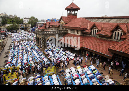 Mumbai, India. 17th July, 2015. Indian Muslims perform Eid Al-Fitr prayer (namaz) outside Bandra Railway Station, Mumbai, India. 17 July 2015 Credit:  Maciej Dakowicz/Alamy Live News Stock Photo