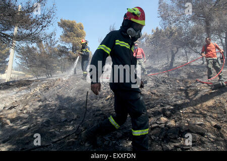 Athens, Greece. 17th July, 2015. Greek firemen try to extinguish flames burning on the mountain of Ymittos in Athens, Greece, July 17, 2015. One person has died as Greek firemen battled the first major wildfires of this summer on Friday in Athens suburbs, the southern Peloponnese peninsula, and central Greece, according to the Fire Brigade. Credit:  Marios Lolos/Xinhua/Alamy Live News Stock Photo