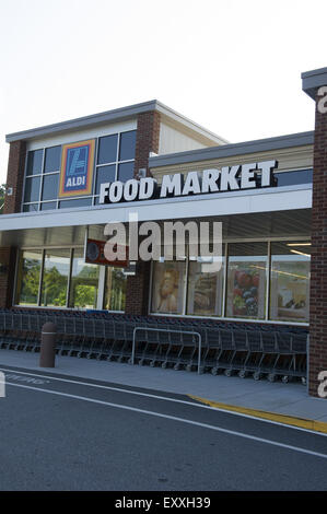 Woodstock, GA, USA. 17th July, 2015. Aldi discount grocery market © Robin Rayne Nelson/ZUMA Wire/Alamy Live News Stock Photo