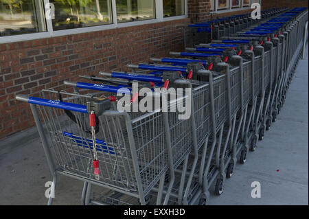 Woodstock, GA, USA. 17th July, 2015. Aldi discount grocery market © Robin Rayne Nelson/ZUMA Wire/Alamy Live News Stock Photo