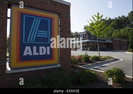 Woodstock, GA, USA. 17th July, 2015. Aldi discount grocery market © Robin Rayne Nelson/ZUMA Wire/Alamy Live News Stock Photo