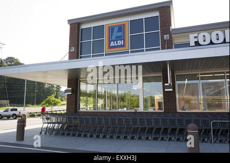 Woodstock, GA, USA. 17th July, 2015. Aldi discount grocery market © Robin Rayne Nelson/ZUMA Wire/Alamy Live News Stock Photo