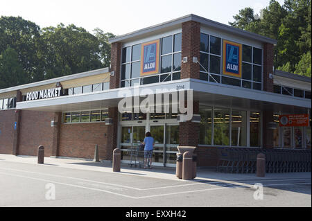 Woodstock, GA, USA. 17th July, 2015. Aldi discount grocery market © Robin Rayne Nelson/ZUMA Wire/Alamy Live News Stock Photo