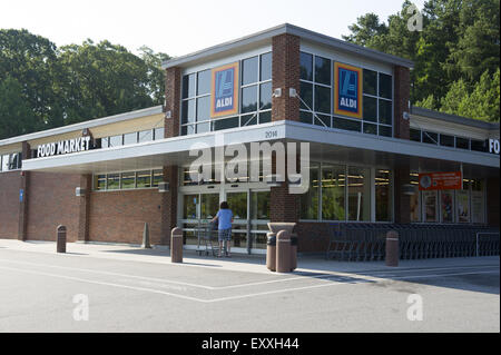 Woodstock, GA, USA. 17th July, 2015. Aldi discount grocery market © Robin Rayne Nelson/ZUMA Wire/Alamy Live News Stock Photo