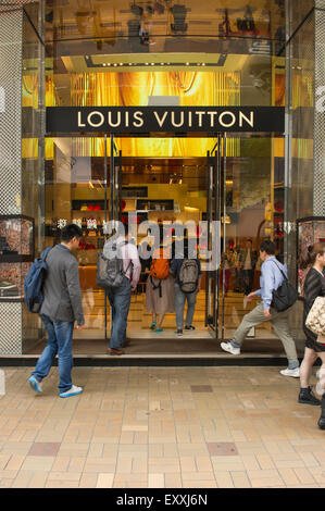Shoppers entering Louis Vuitton designer boutique in Milan&#39;s Galleria Stock Photo: 54170716 - Alamy