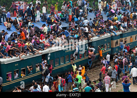 Dhaka, Bangladesh. 16th July, 2015. People try to travel home by train ahead of the Eid ul-Fitr celebrations at the Airport Railway Station. Millions of Bangladeshis are expected to travel home. Journeys on overcrowded trains make the return dangerous. Muslims around the world prepare to celebrate one of the biggest Muslim religious festival of Eid ul-Fitr after the end of Ramadan. © K M Asad/ZUMA Wire/ZUMAPRESS.com/Alamy Live News Stock Photo