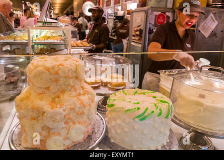New York City, NY, USA, Close up, Clerk Working in American Bakery in Grand Central Station, Terminal Cakes on Display 'Dining Concourse' food purveyor shops, Lower Concourse – Food Court Stock Photo