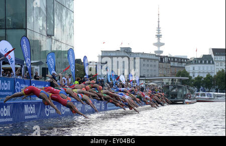 Hamburg, Germany. 18th July, 2015. The participants of the men's competition dive into the Alster river during the ITU World Triathlon Hamburg event in Hamburg, Germany, 18 July 2015. Photo: DANIEL REINHARDT/dpa/Alamy Live News Stock Photo