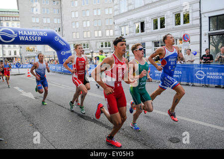 Hamburg, Germany, July 18th 2015. Athletes compete in the running section of the ITU World Triathlon Hamburg 2015.2015. Credit:  Peter Doherty/Alamy Live News Stock Photo