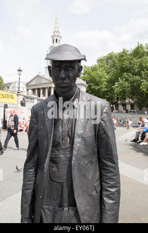London, UK,18th July 2015, Human Statue Mechanical fracture poses in Trafalgar square as Street performers from around the world take to streets and railway stations across the UK on National busking da Credit: Keith Larby/Alamy Live News Stock Photo