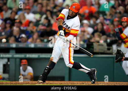 Houston Astros' Jon Singleton hits a single during the sixth inning of ...