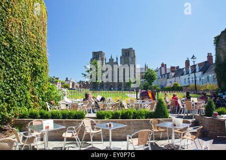 The magnificent west front of the Cathedral and terrace of The Swan Hotel in Wells, Somerset, England, UK Stock Photo