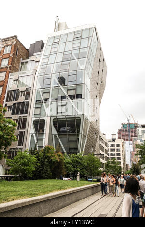 HL23 building hovers over public walkway High line, Manhattan, New York City, USA. Stock Photo