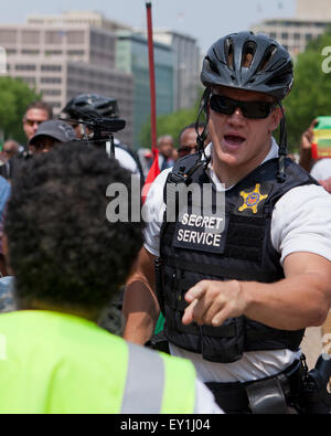 Secret Service policeman performing crowd control during protest - Washington, DC UsA Stock Photo