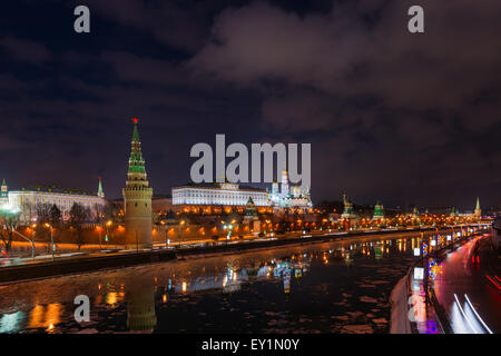 The Moscow river at winter night. Sophia embankment (left), the Kremlin Vodovzvodnaya tower (right) Stock Photo