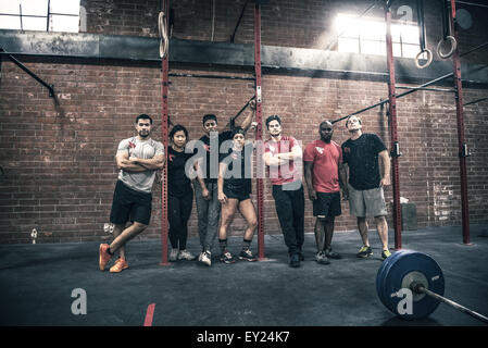 Group of women and men in gym posing at fitness training Stock Photo - Alamy
