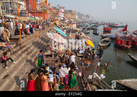 Pilgrims bathing on the ghats beside the Ganges at Varanasi Stock Photo