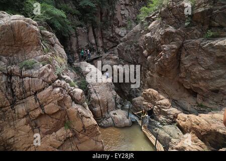 Shijiazhuang, China's Hebei Province. 18th July, 2015. People visit Sanggan River canyon in Xuanhua County, north China's Hebei Province, July 18, 2015. © Yang Shiyao/Xinhua/Alamy Live News Stock Photo