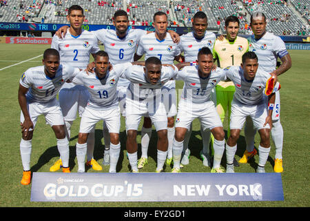 The Match By Shootout. 19th July, 2015. Panama poses for the team photo during the CONCACAF Gold Cup 2015 Quarterfinal match between the Trinidad & Tobago and Panama at MetLife Stadium in East Rutherford, New Jersey. Panama won the match by shootout. (Christopher Szagola/Cal Sport Media) © csm/Alamy Live News Stock Photo