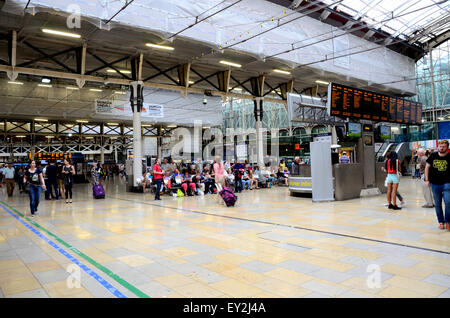 The main concourse and departure boards at Paddington Railway Station, London Stock Photo