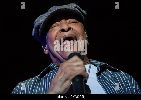 Turin, Italy. 19th July, 2015. The American singer Al Jarreau (Alwyn Lopez Jarreau) performs during his live concert in the tenth edition of Gru Village. Al Jarreau is the only singer to have won three Grammy Award in three different categories: jazz, pop and R & B. © Elena Aquila/Pacific Press/Alamy Live News Stock Photo