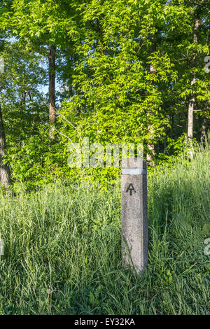 A stone marker points hikers on the Appalachian Trail north and south near Skyline Drive in Shenandoah National Park Stock Photo