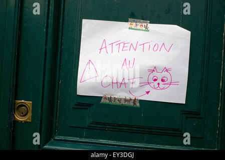 Hand drawn notice on old green door 'Beware of the cat'  'Attention au chat'  Arles Provence France Stock Photo